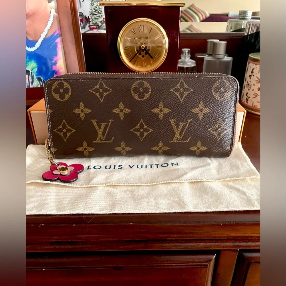 Louis Vuitton Clemence wallet blooming flowers Fuchsia 
EXCELLENT CONDITION - Picture 2 of 16